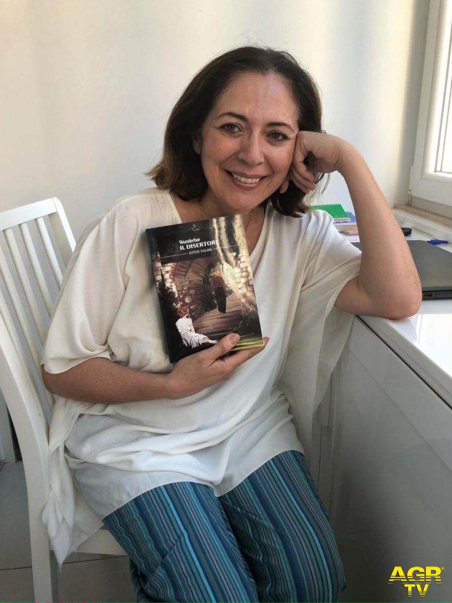 Ester Palma con il suo ultimo libro Ester Palma con il suo ultimo libro