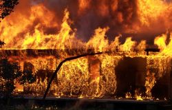 Casale in fiamme alle porte di Roma, salvato un uomo stordito dal fumo da due agenti di polizia