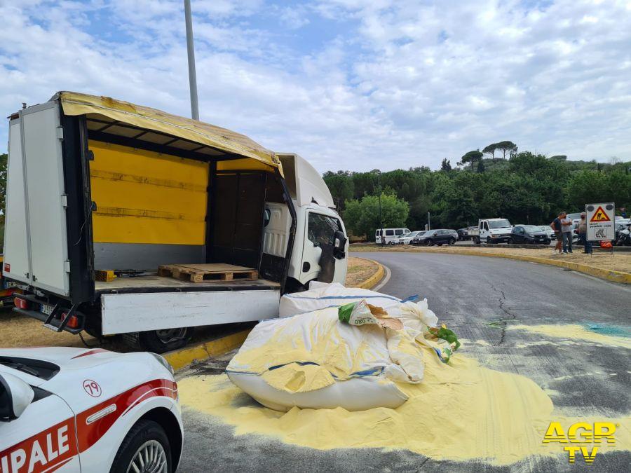 Comune di Firenze Carroattrezzi perde un furgone dal pianale, carreggiata invasa dalla farina