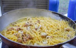 Fiumicino, al via la Spaghettongola pronte a finire nel padellone oltre 60 quintali di vongole