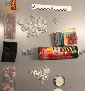 Crack e cocaina...in un tubo di patatine, pusher 18enne arrestato Crack e cocaina...in un tubo di patatine, pusher 18enne arrestato