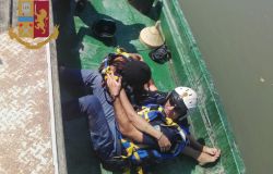 Si getta da ponte Marconi e la corrente la inghiotte, salvata a nuoto dagli agenti della squadra fluviale