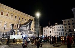 Roma, a piazza Farnese tornano a brillare le fontane con la nuova illuminazione