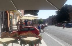 Ostia Antica, cittadini in fila alla posta sotto l'ombrellone