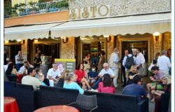 Tutti in fila per la degustazione del gelato , intanto la Asl fa il pieno con il vaccino-anticovid