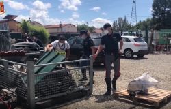 Officina abusiva e discarica a cielo aperto scoperte dalla Polizia di Stato vicino alle Cascine