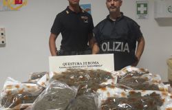 Roma, la droga viaggia in taxi e sui monopattini elettrici, presi 8 pusher