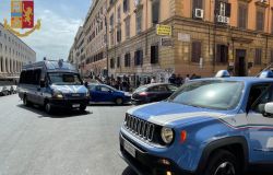 Roma, stretta della polizia su piazza Mancini e Termini, in manette un peruviano