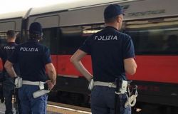 Firenze. 18enne girava in stazione con dell’hashish in tasca: durante il controllo insulta un agente