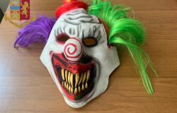 Ladro in maschera l'aggredisce e gli ruba il cellulare, poi gli chiede 50 euro per la restituzione, in manette rapinatore-clown