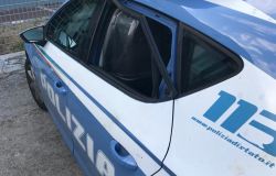 Anzio, litiga con una donna e perde le staffe, alle richieste dei poliziotti replica a calci e pugni e danneggia la volante, in manette