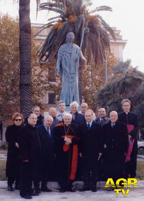 Ostia, David Bordoni omaggia la statua di Sant'Agostino nei giardini del palazzo del Governatorato