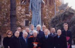 Ostia, David Bordoni omaggia la statua di Sant'Agostino nei giardini del palazzo del Governatorato