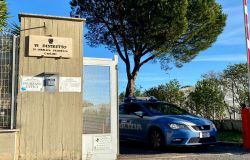 Rapinatore con il coltello, tradito dal suo tatuaggio sull'orecchio, denunciato