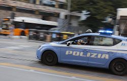 Durante un blitz antidroga la Polizia di Stato recupera monili in oro e diversi oggetti di sospetta provenienza furtiva.