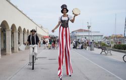 Buskers....tra fantasia, colori e  spettacolo il porto turistico si anima per il festival degli artisti di strada