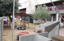 X Municipio, scuola dell'infanzia i genitori sfalciano l'erba nei giardini