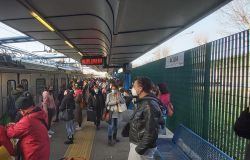 Roma-Lido, Odissea quotidiana, mattina d'inferno con salti corse e cali di tensione, cresce la protesta dei pendolari, oltre 16 mila firme alla petizione online