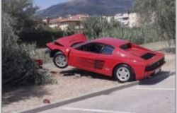 Montemurlo. Ferrari contro un olivo in piazza Costituzione, la polizia municipale contesta le sanzioni al conducente