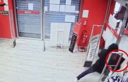 Sradica il registratore di cassa e scappa con l'incasso, tradito da un'impronta