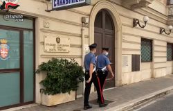 Non potete entrare senza mascherina, in tre l'attendono fuori e l'aggrediscono
