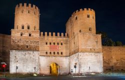 Roma, Porta San Sebastiano la magia della luce per far brillare la città