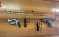 Invece dei soldi sotto il materasso nascondeva le pistole....in manette 49enne