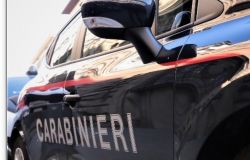 Signa, spara dalla finestra con una carabina ad aria compressa e ferisce i passanti