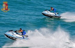 polizia squadra nautica moto d'acqua