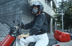 Mobilità elettrica fa rima con protezione dall'inquinamento, ecco la maschera contro lo smog