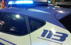 Rubano una collanina d'oro ad un agente, arrestati i due rapinatori