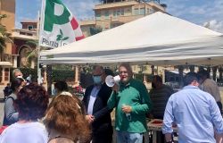 Gualtieri con il sindaco di Fiumicino Montino nel suo tour ad Ostia