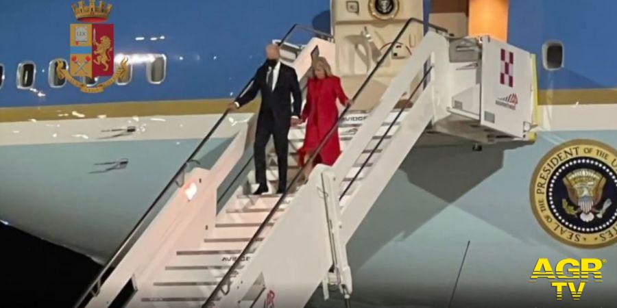 Il presidente americano Joe Biden, accompagnato dalla moglie