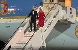 Il presidente americano Joe Biden, accompagnato dalla moglie