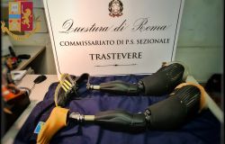 polizia le protesi al titanio recuperate