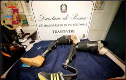 polizia le protesi al titanio recuperate