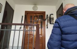 la scritta minacciosa sulla porta di casa di Bonelli ad Ostia la scritta minacciosa sulla porta di casa di Bonelli ad Ostia