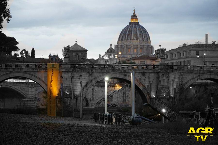 Roma ponte Sant'Angelo striscione legambiente fermiamo febbre pianeta