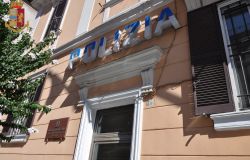 Peruviani, esperti borseggiatori, distraevano le vittime e sparivano con il portafoglio, lui arrestato il giorno del compleanno, lei  in casa per una pizza