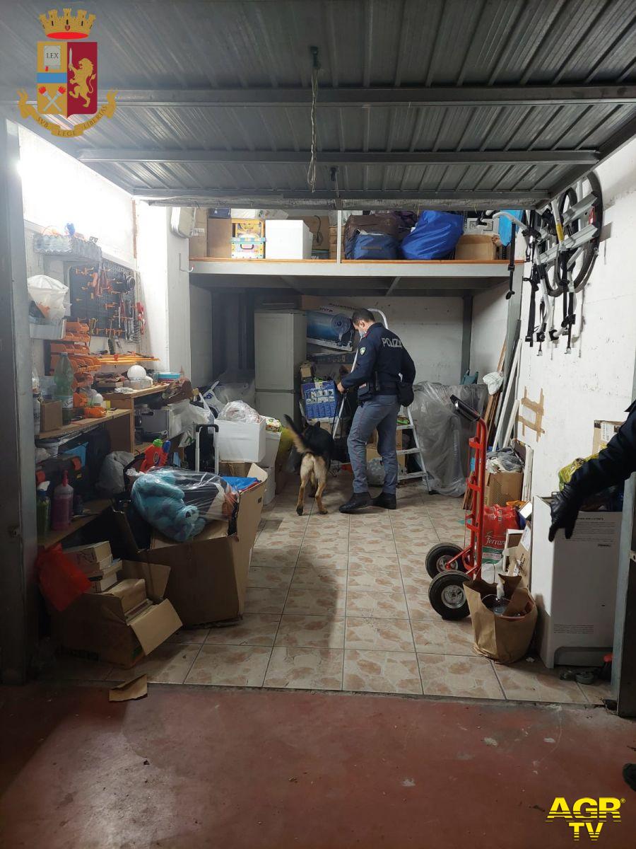 polizia controlli con cane nel garage