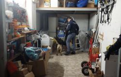 Nascondeva la droga nel box di un anziano, arrestati pusher e proprietario del garage per detenzione e spaccio