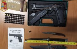 Minaccia la fidanzata e la madre: Al primo che esce dal portone gli sparo..., denunciato