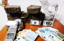 Caccia ai pusher in tutta la città, la polizia ne arresta 15 nel fine settimana