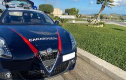 Gli mette la figlia incinta e lui l'aspetta all'uscita dal lavoro con un'accetta,  in manette macedone