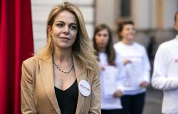 Claudia Gerini al Flash Mob di Action Aid...la pizza più costosa al mondo per combattere la violenza sulle donne