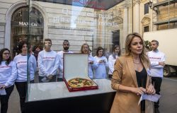 la pizza nella teca con Claudia Gerini