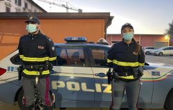 Polizia Stradale di Firenze: Poliziotti soccorrono un senza tetto e gli offrono vestiti, cibo e, in tempi di covid, anche il tampone