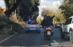 Rapinatore seriale, aveva messo a segno 14 colpi nel quartiere, analizzando le immagini video la polizia lo ha incastrato