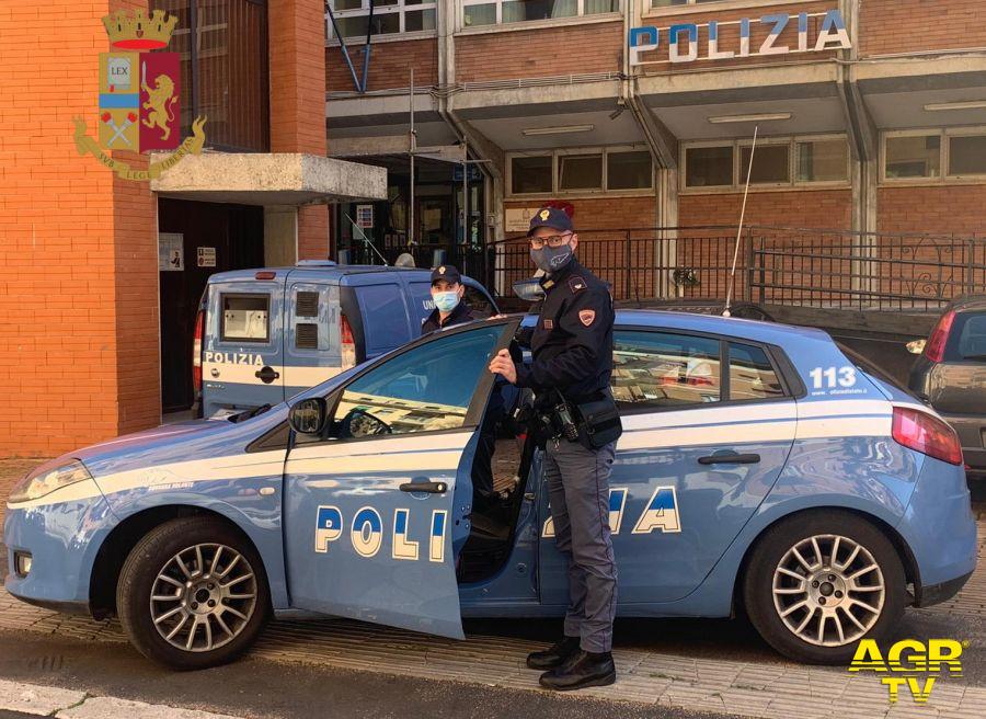 polizia auto dinanzi ufficio Tuscolano