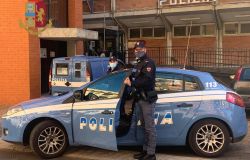 Non gli dà i soldi per la droga e lui distrugge casa, ad Ostia un uomo chiede i soldi minacciando la vittima con un coltello, in manette.